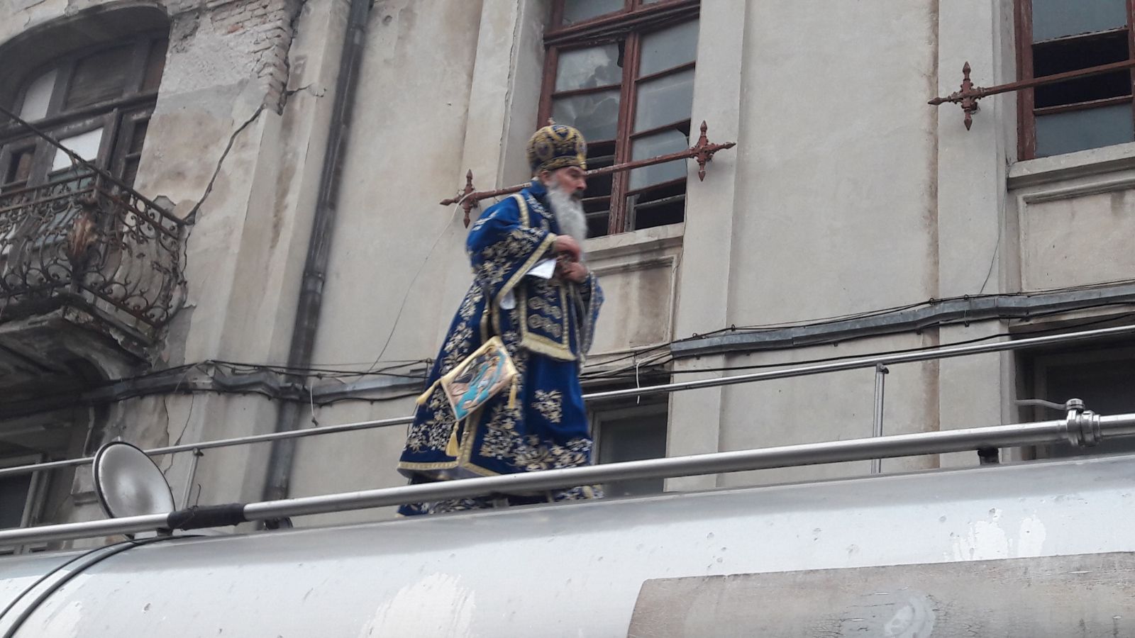 VIDEO| Mii de credincioşi sunt aşteptaţi pe faleza Dunării la Galaţi şi Brăila la Slujba de Bobotează. La Constanța, pregătirile sunt pe ultima sută de metri