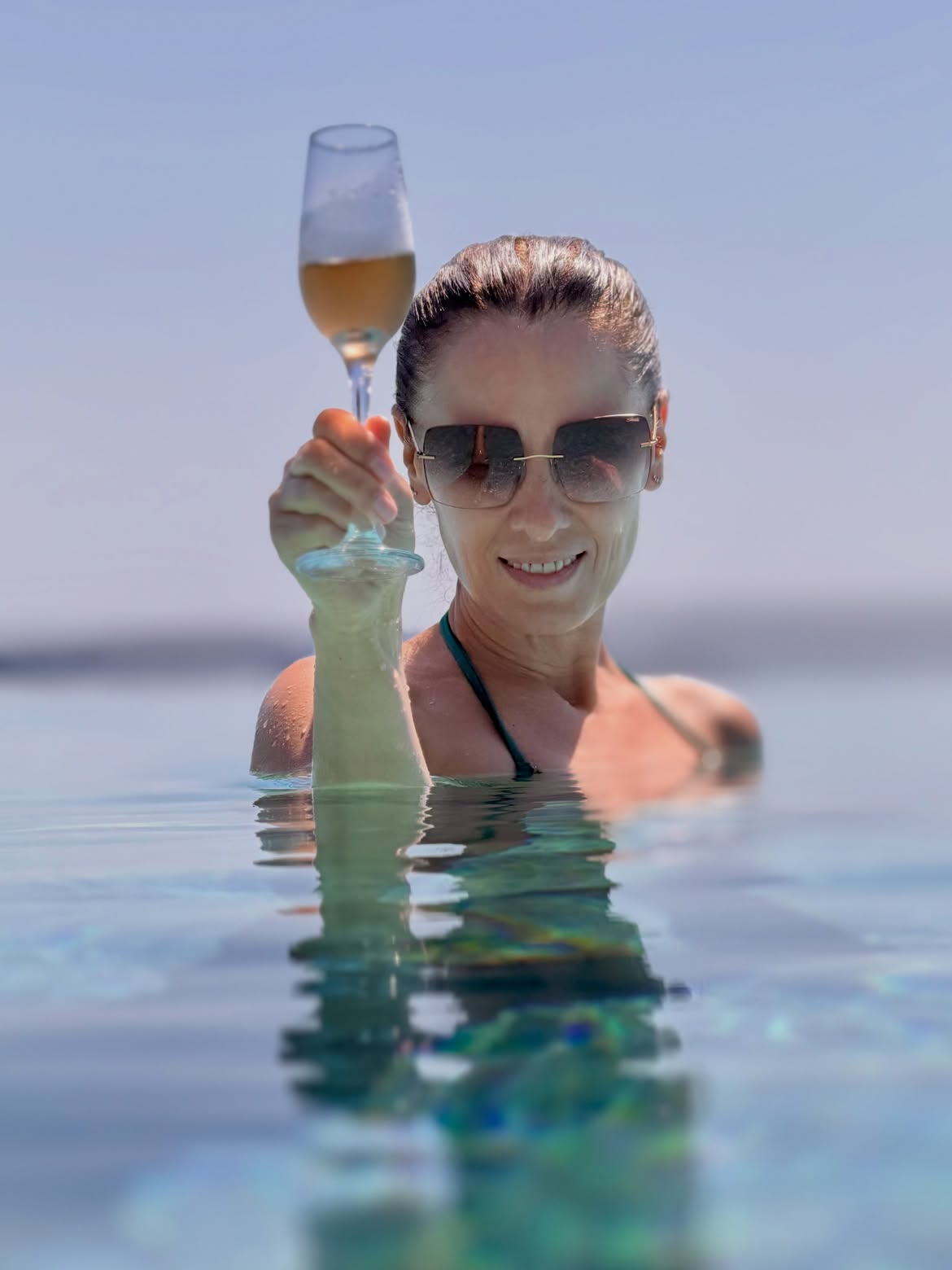 Vedeta din România care și-a făcut propriul vin spumant: „Ediție super limitată”. Ce a făcut cu 100 de sticle de alcool