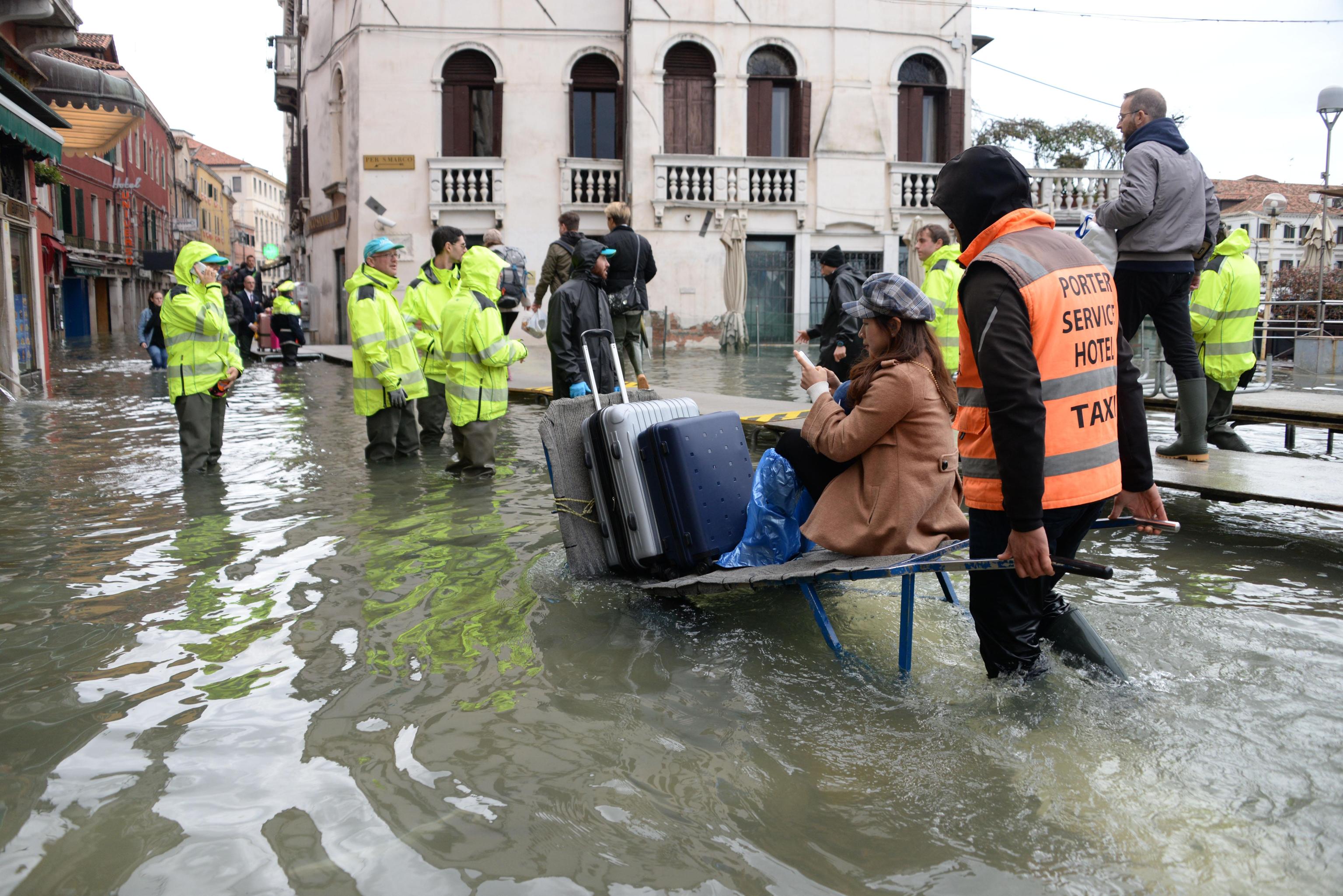 Consiliul Regional din Veneția a fost inundat după ce aleșii locali au respins o serie de amendamente pentru combaterea schimbărilor climatice!
