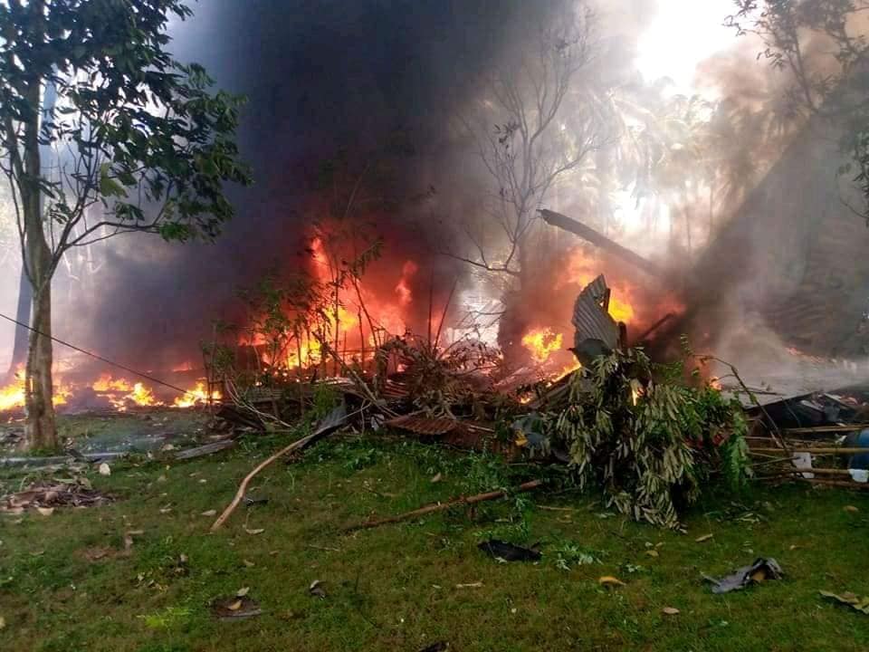 Momentul șocant în care un avion militar se prăbușește în Filipine. Cel puțin 29 de oameni au murit
