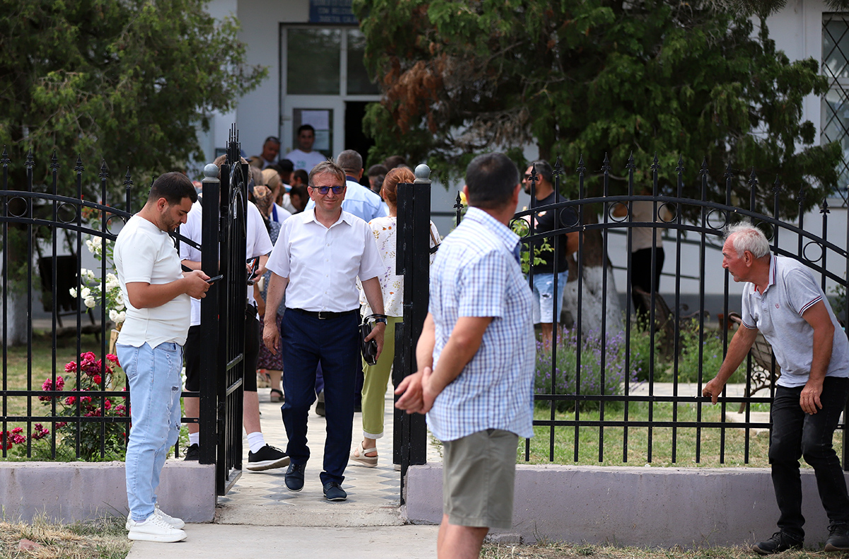 REPORTAJ Alegeri 2024 | Poliție, jandarmi și o bunică speriată de propria nepoată la Belciugatele: „M-a făcut în tot felul că am urcat în mașina primarului!”