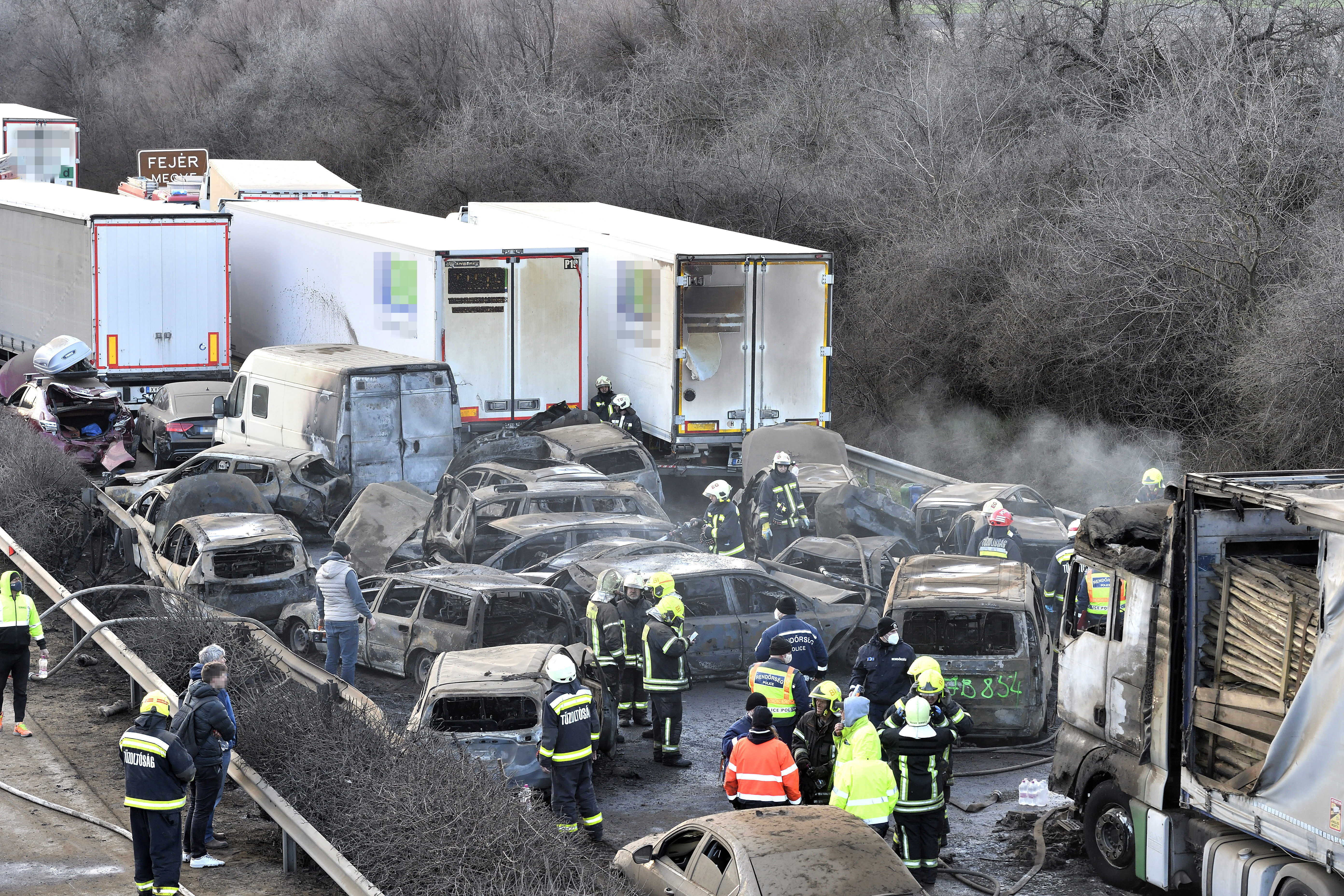 Imagini de la locul accidentului din Ungaria, unde 19 mașini și un camion au luat foc după impact. VIDEO