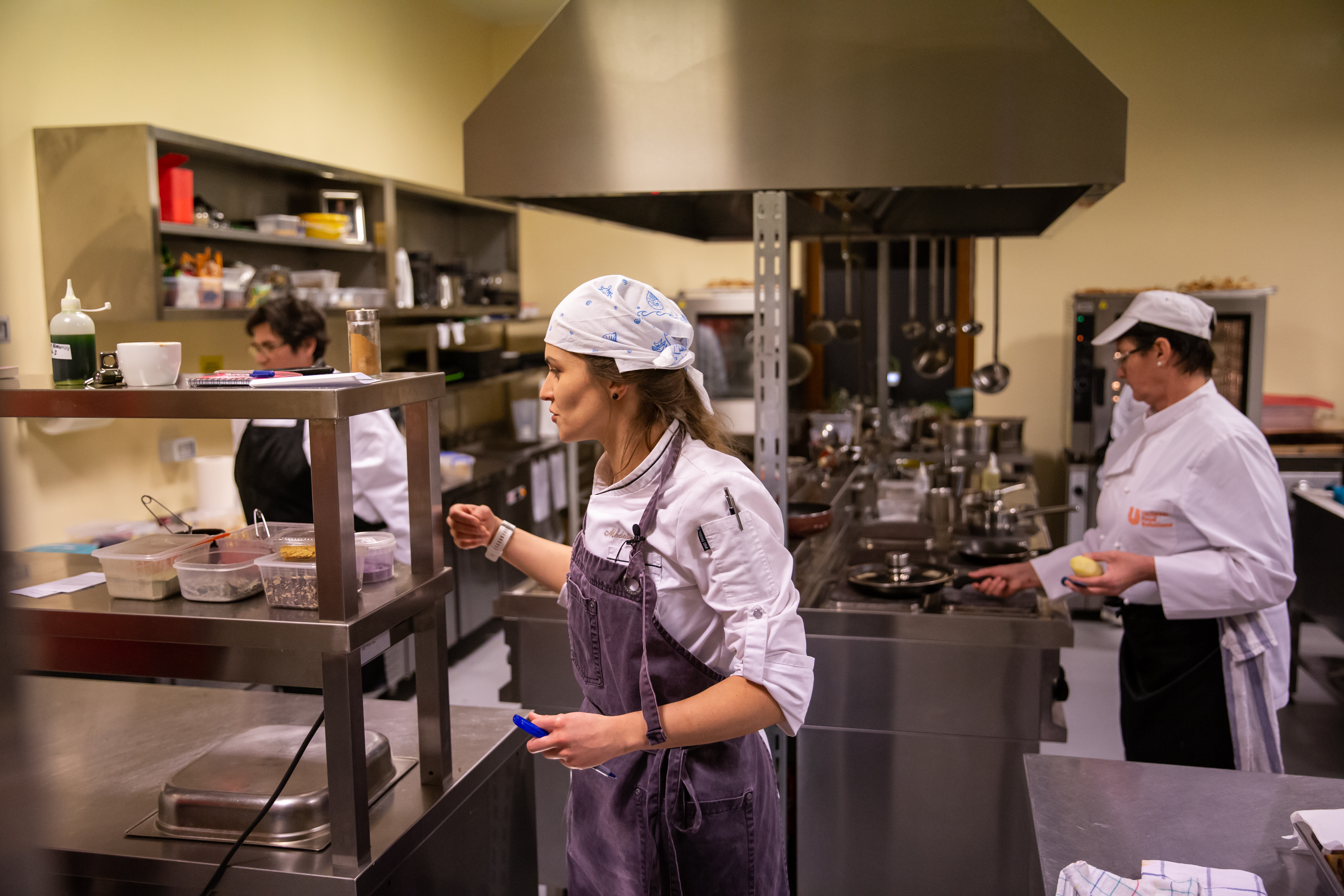 Pariul Mădălinei: primul restaurant din România unde nimic nu se aruncă, totul se transformă. Ce gust au chipsurile din zaț de cafea și piureul din coji de mere?