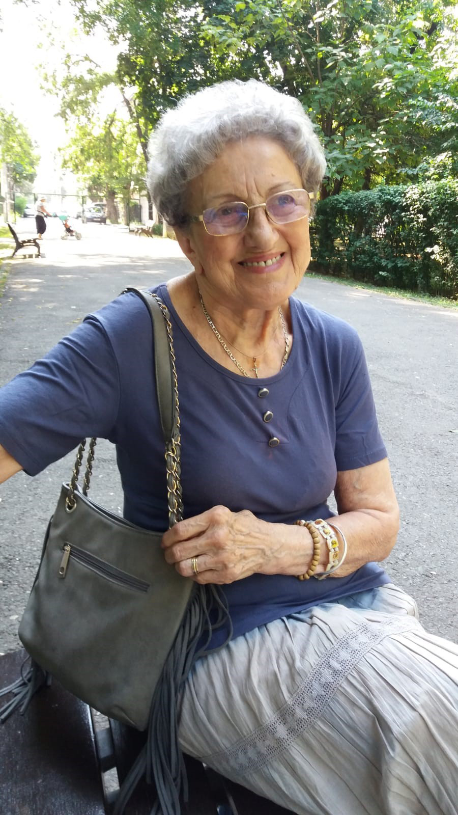 Femeia cu mâini și suflet de aur. O arhitectă îi învață pe copii, la biserică, arta icoanei bizantine