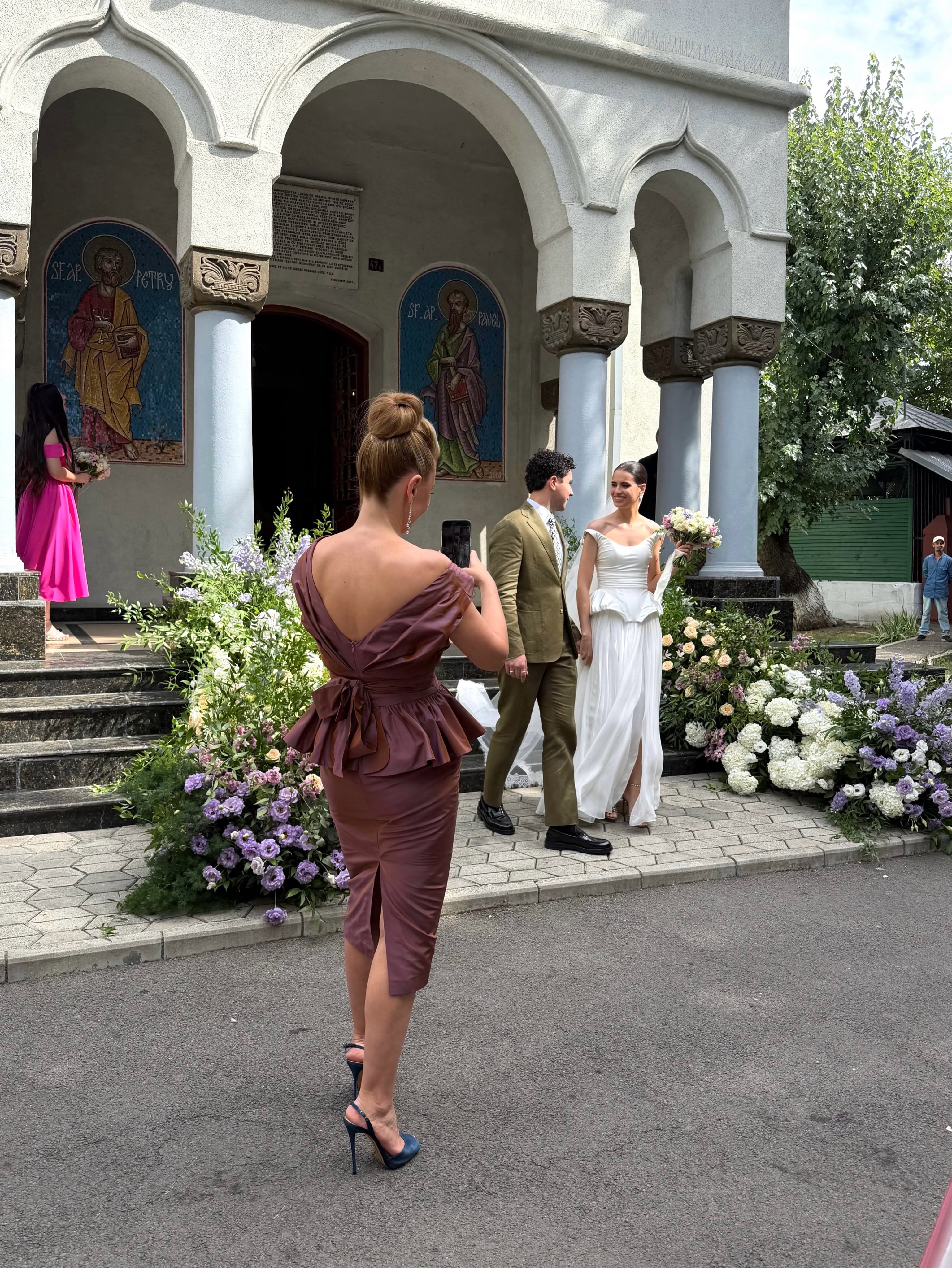 Cum a apărut Adina Buzatu la nunta fiicei sale, Sara. Andreea Marin a reacționat imediat