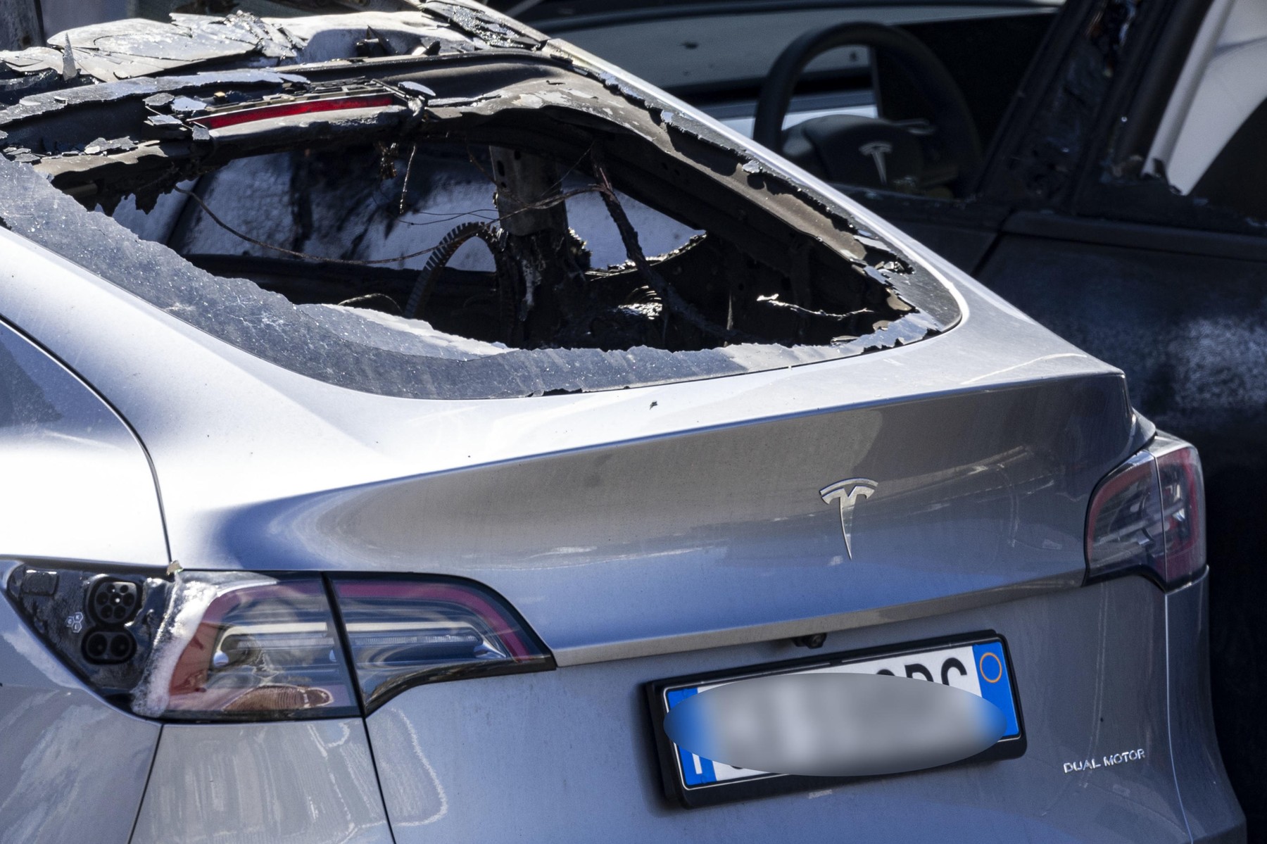 17 mașini Tesla au fost distruse într-un incendiu la Roma. Elon Musk acuză un „act de terorism”
