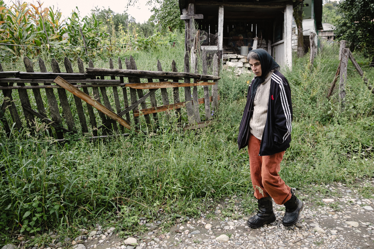 REPORTAJ. Viața celor 10 locuitori rămași în satul în care Gigi Becali a făcut o mănăstire și are planuri pentru alta: „Domnul ăsta a venit la poartă, m-a întrebat câţi ani am, apoi s-a dus şi mi-a adus o găleată de apă”