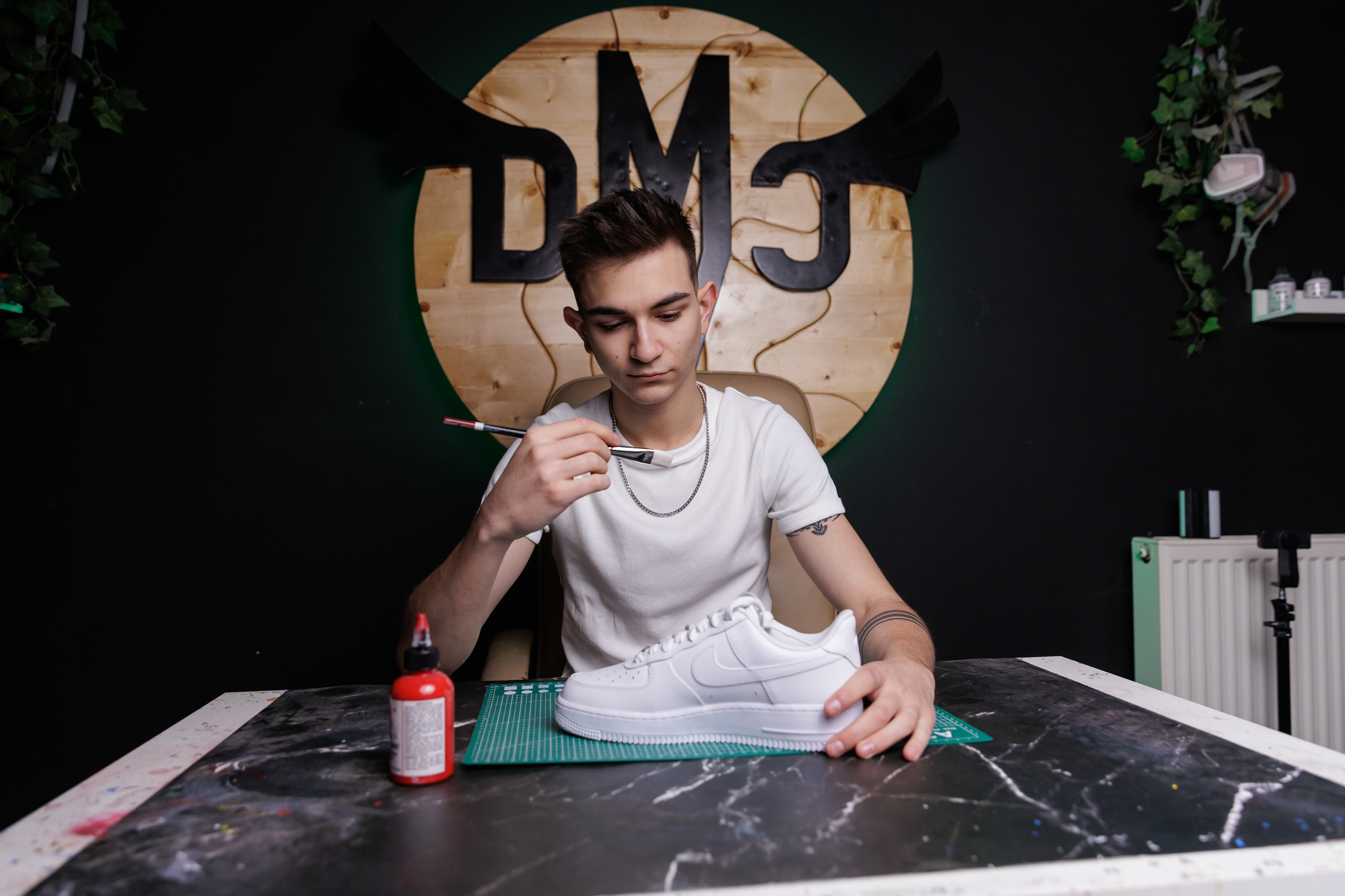 Dennis Măldărășanu face artă pe adidași: „Tata se uită la videoclipurile mele încontinuu”. Cât costă să-ți personalizezi o pereche de sneakerși