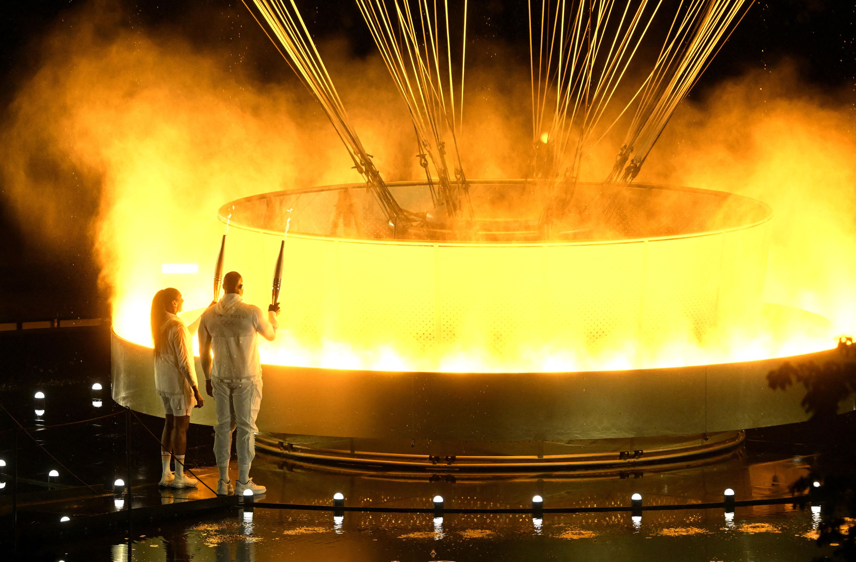 Flacăra olimpică de la JO 2024 arde pe cerul Parisului sub un balon. O inovație tehnică ce folosește electricitate pentru a imita un foc real