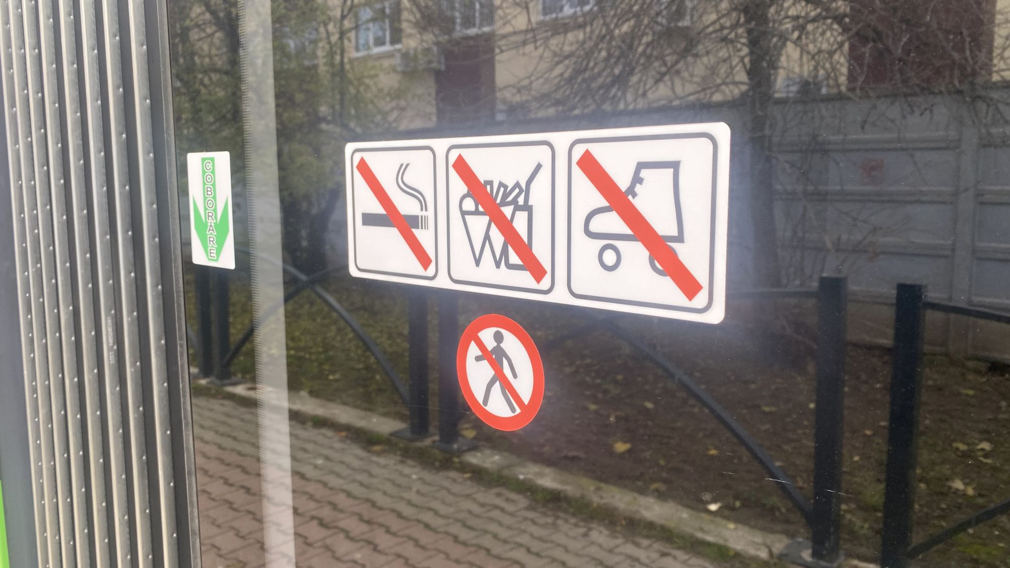 FOTO. Primele impresii ale bucureștenilor după ce au mers cu noile tramvaie de pe linia lui 41: „Mult mai înghesuite, dar frumoase și călduroase”