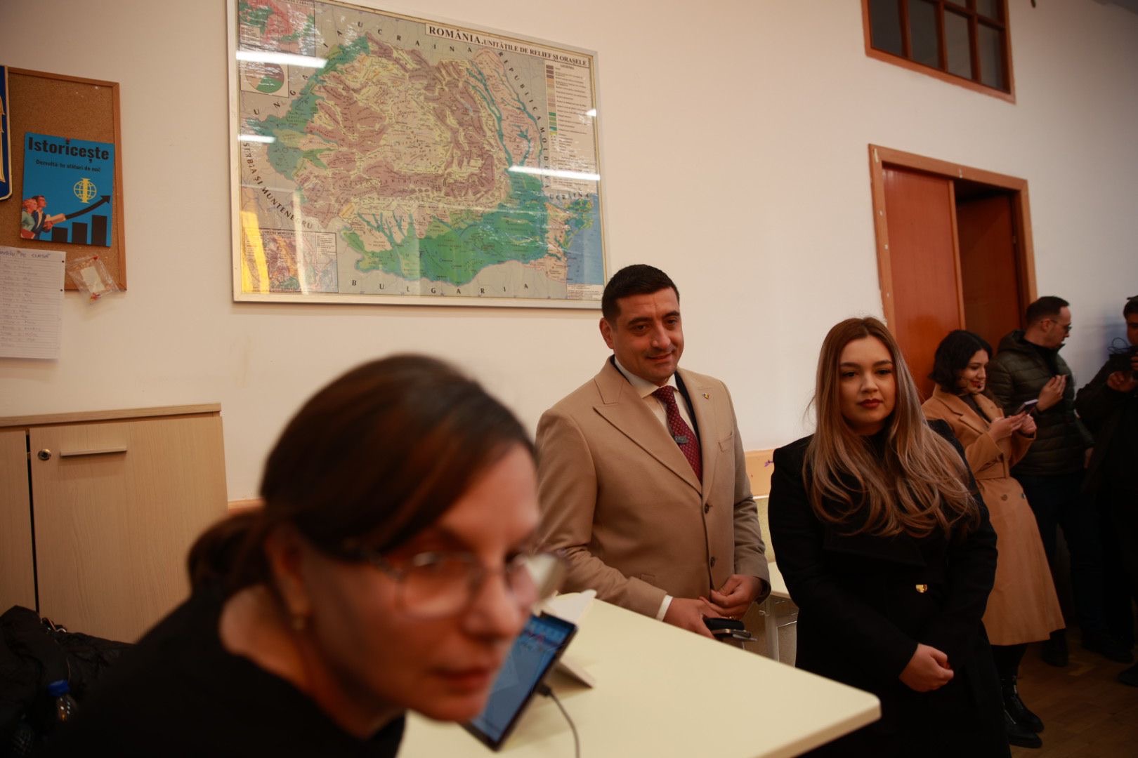 Soția lui George Simion, în negru din cap până în picioare în ziua alegerilor prezidențiale. Gestul făcut de Ilinca Simion în secția de vot
