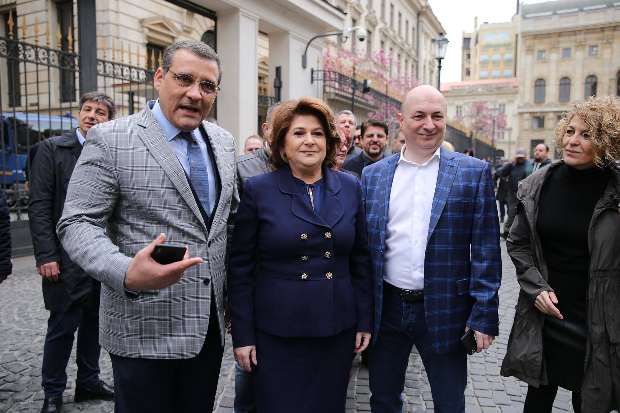 PSD a depus peste un milion de semnături la BEC şi anunţă începerea campaniei electorale. Pensionarii din partid au venit să îşi susţină candidaţii / FOTO&VIDEO