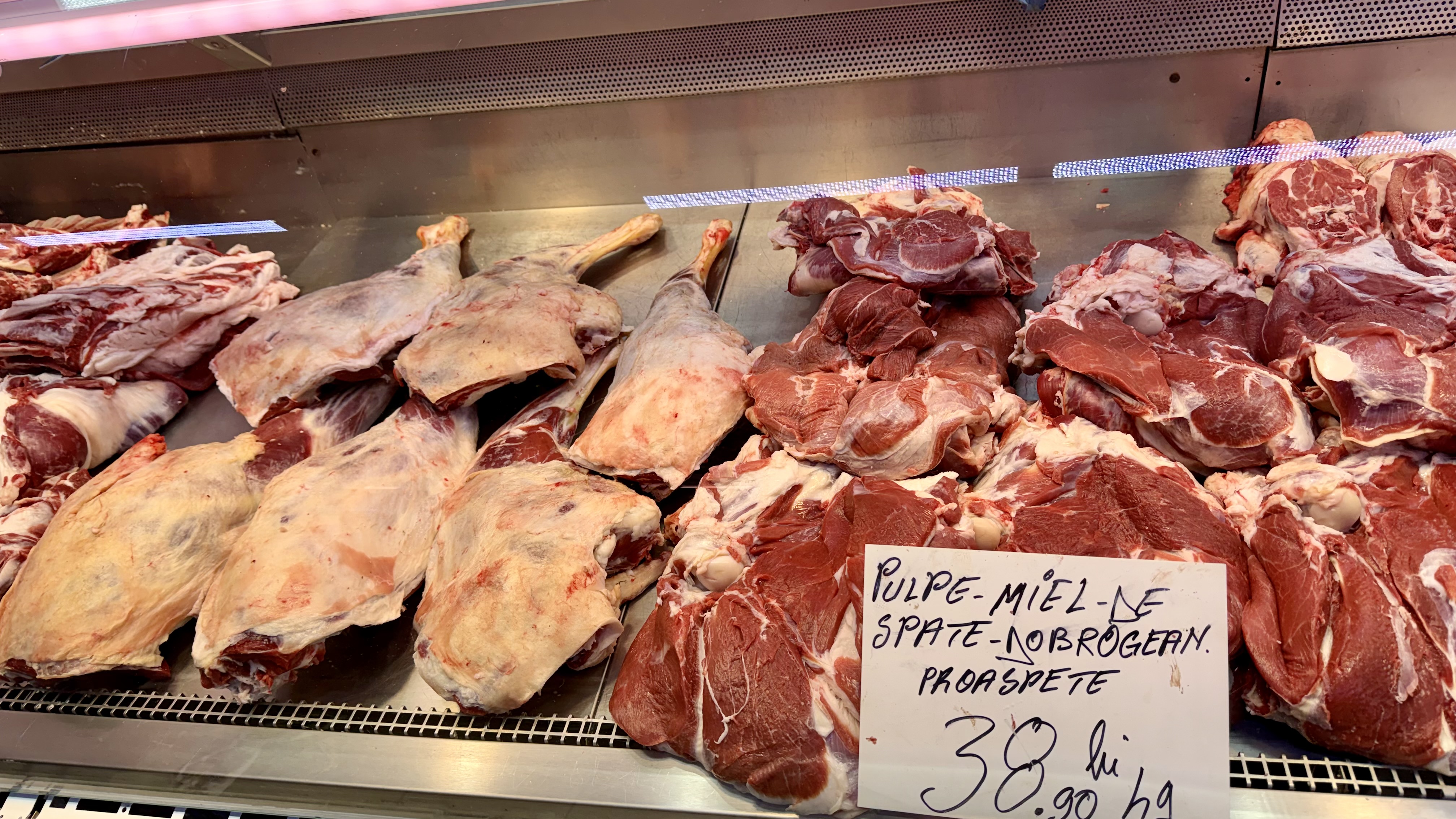 Preț miei Paște 2026. Cât costă kilogramul de carne de miel la București? „Am luat jumătate și am terminat bâlciul!”
