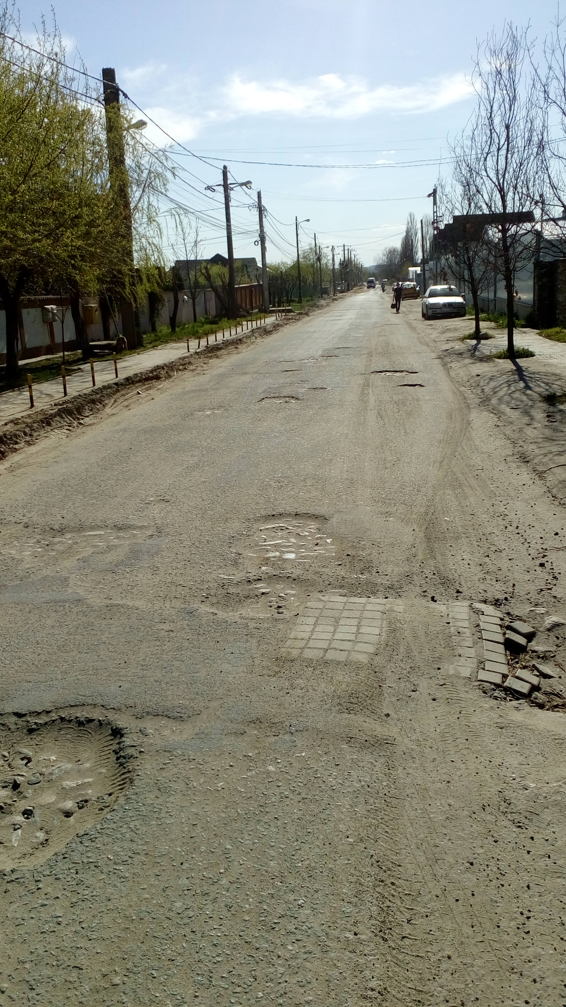 O stradă din Craiova arată ca după bombardament! Primăria promite de trei ani că o reabilitează