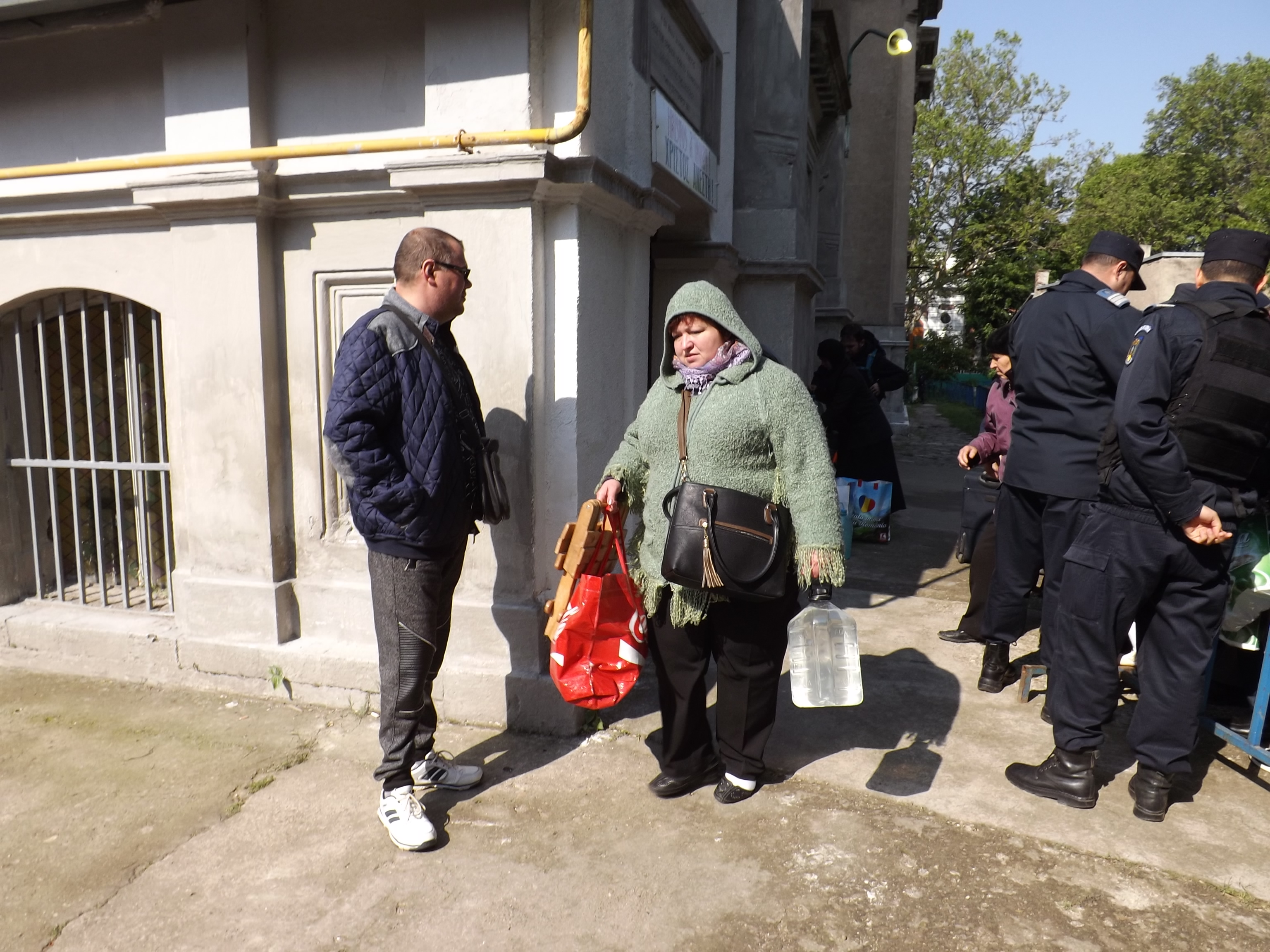 Zeci de mii de credinicioși au stat la coadă de Izvorul Tămădurii, pentru a lua apă sfințită | GALERIE FOTO