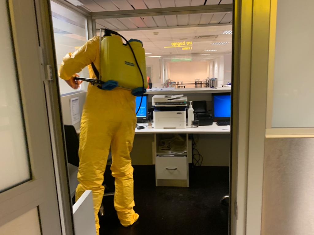Măsuri de dezinfecție pentru coronavirus pe Aeroportul Otopeni. Ce se întâmplă în zona pe unde vin pasageri din alte țări cu COVID-19