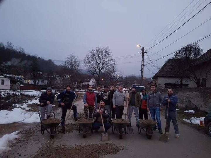 FOTO| S-au săturat să aștepte "mila" autorităților și și-au reparat singuri strada!