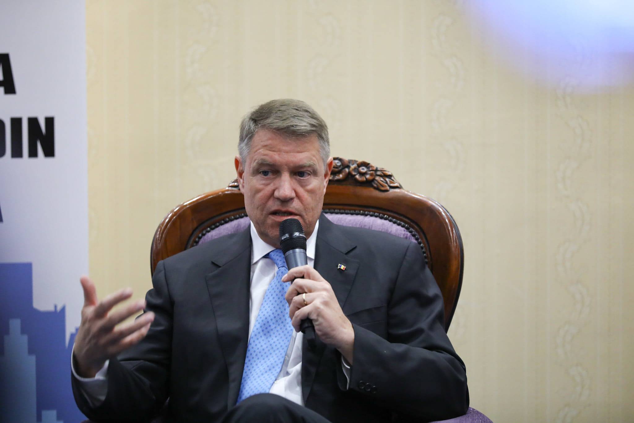 FOTO | Iohannis atacă PSD, la o întâlnire cu primarii de oraşe: "Nu doresc să se folosească bani europeni. Primarii, puşi în situaţia penibilă să stea cu mâna întinsă la Guvern"