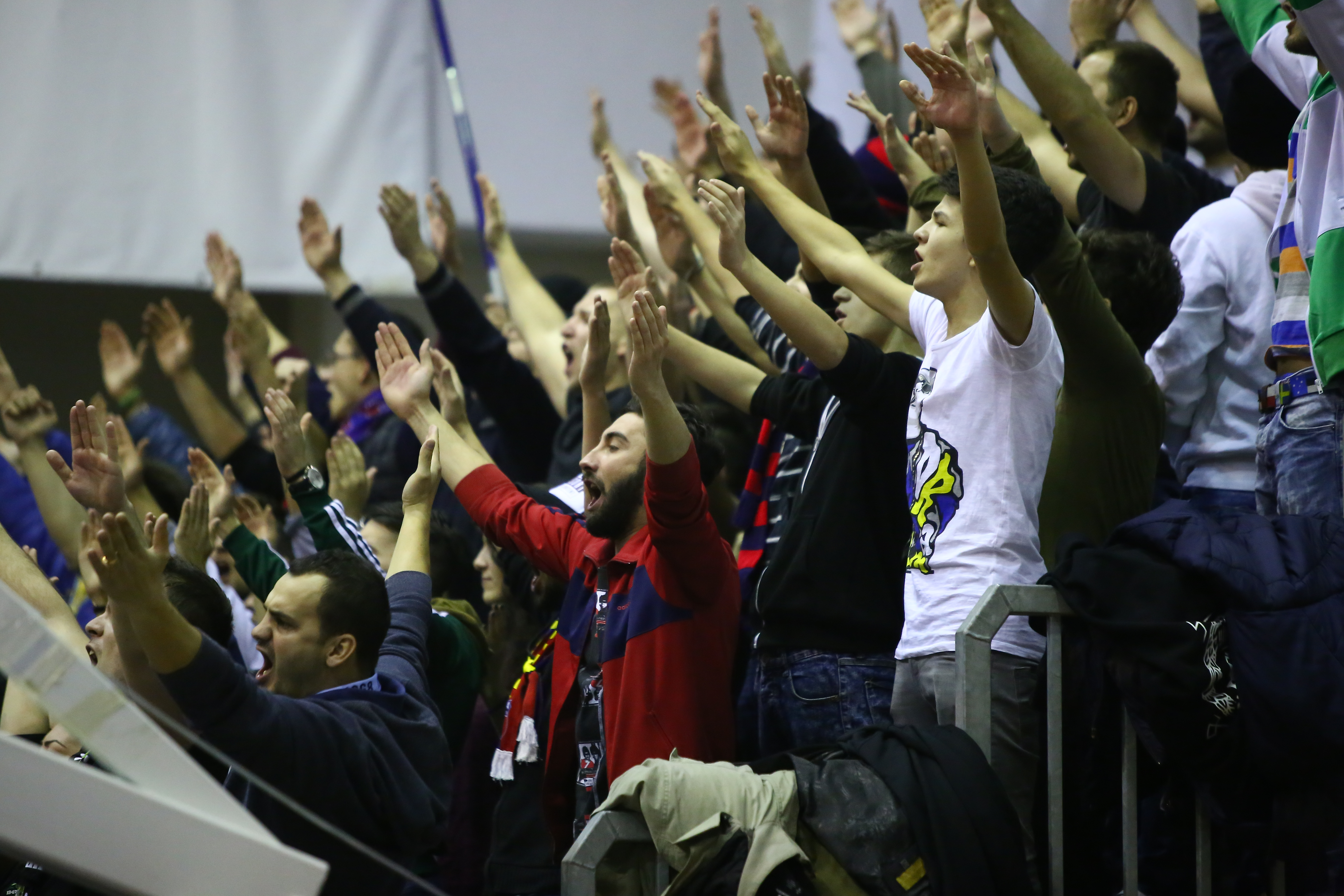SCANDALUL MARCA STEAUA / Ultrașii au protestat la baschet: "NU FCSB" / GALERIE FOTO