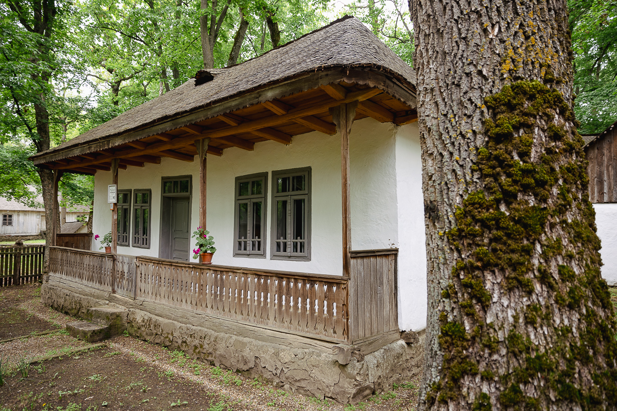 De Paști, la Muzeul Satului Vrâncean, sute de copii au lăsat smartphone-ul și au pus mâna pe chișiță, să încondeieze ouă. „Unii chiar au îndemânare, au ieșit lucruri faine”