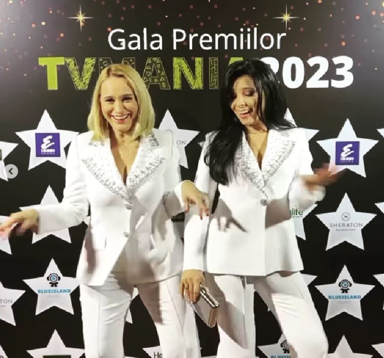 Andreea Esca și Corina Caragea, ținute trase la indigo la Premiile TVmania. Cât a costat costumul purtat de cele două vedete de la PRO TV