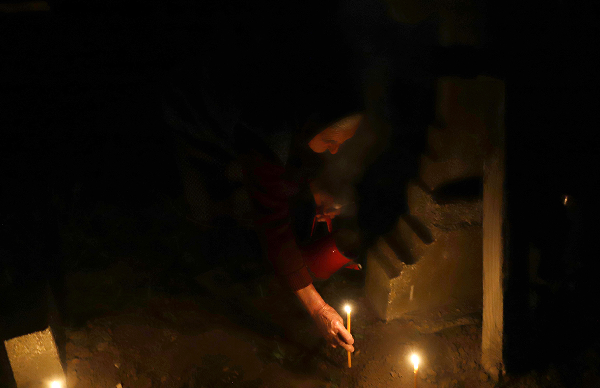 De ce aprind sătenii din Copaciu focul lângă morminte în Joia Mare. „Cu câțiva ani în urmă, aveai impresia că a luat foc cimitirul”