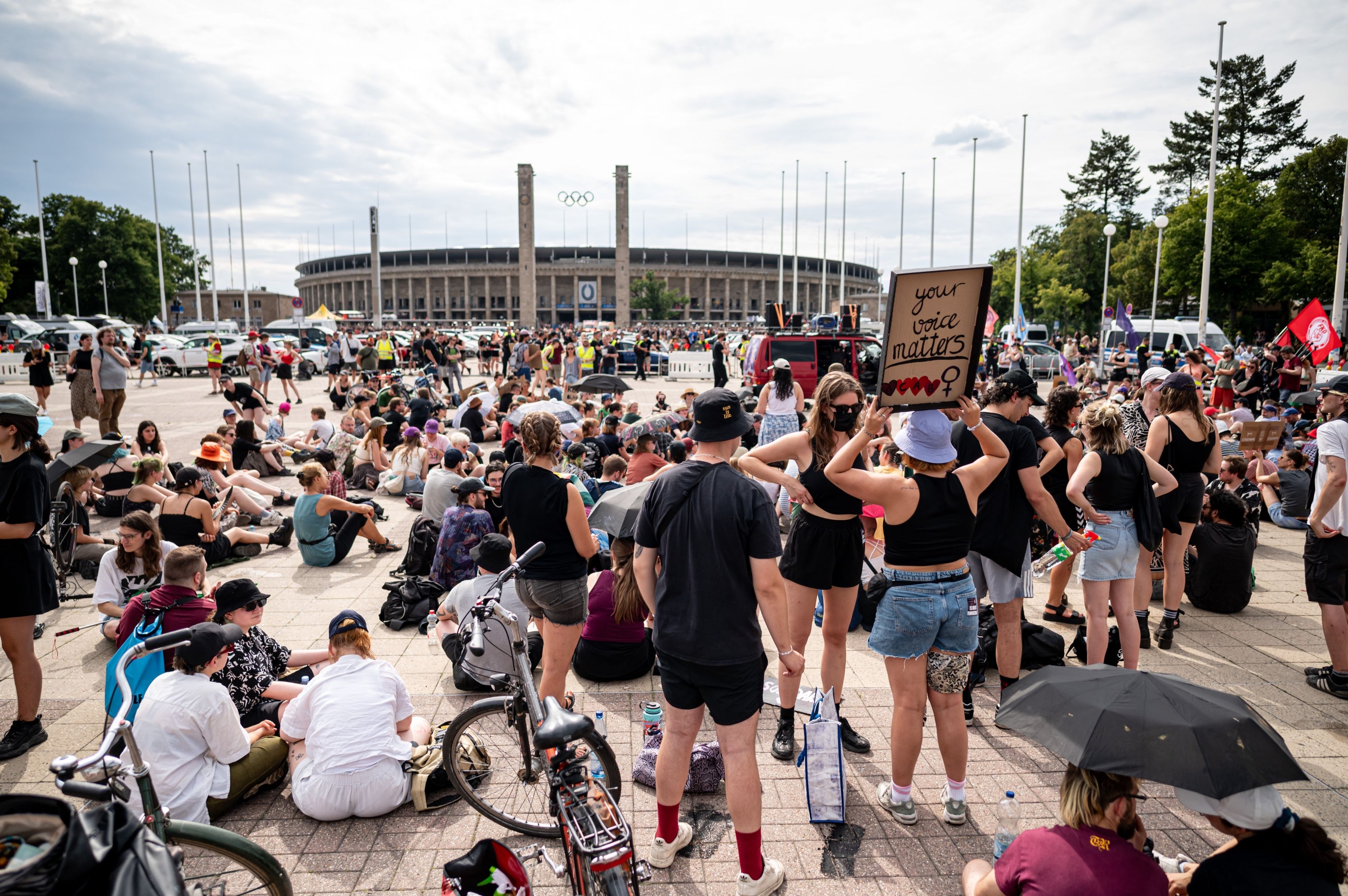 Doi oameni au fost reținuți la Berlin, după ce au încercat „să saboteze” concertul Rammstein. Liderul trupei germane este suspectat de agresiuni sexuale