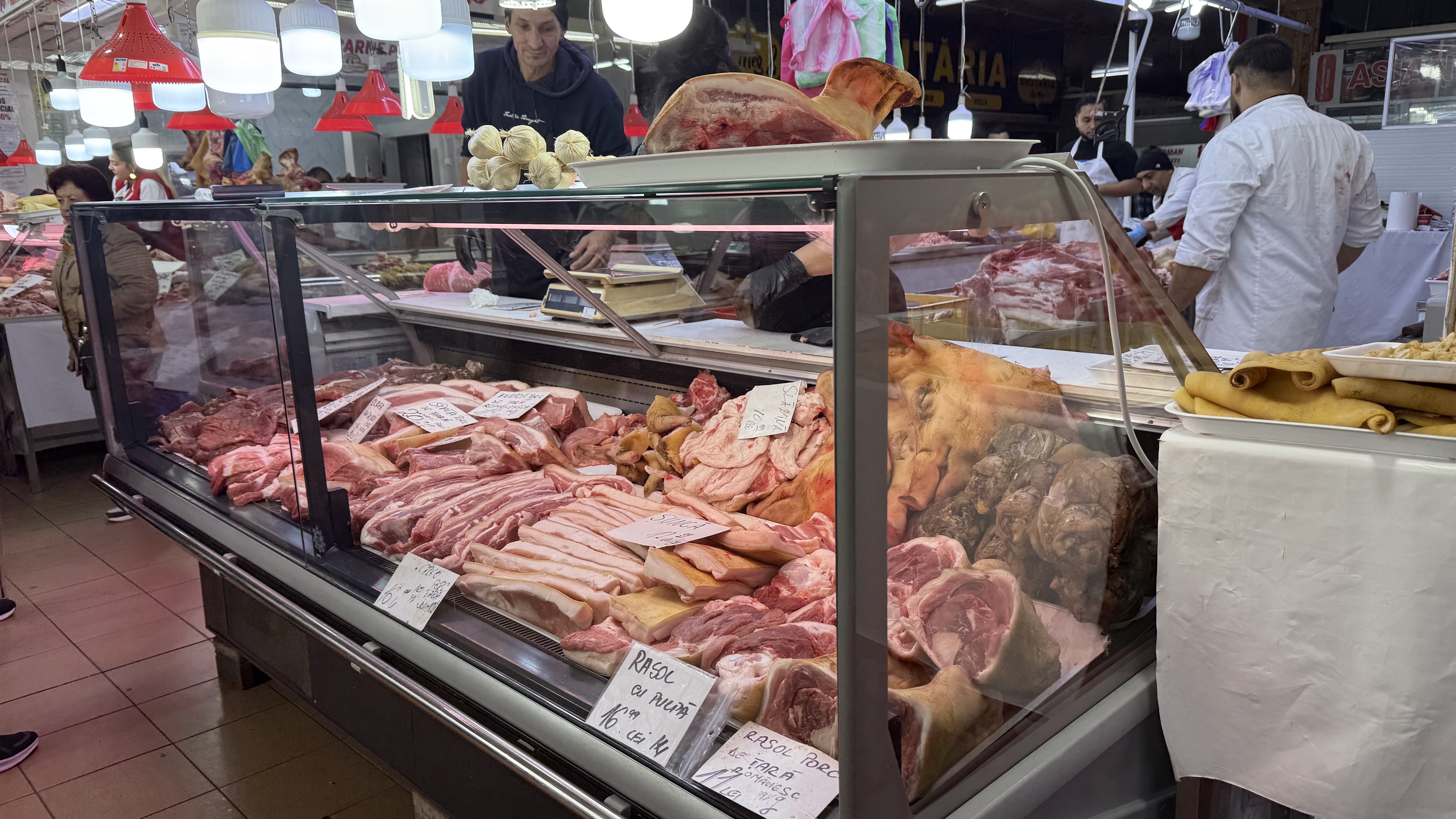 A început bătălia pentru carnea de porc. Reportaj în hala Obor: cât ne costă preparatele pentru sarmale și tobă?
