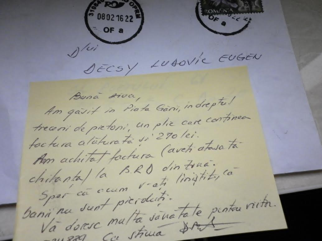 A găsit pe jos o factură şi o sumă de bani! Ce a făcut a uimit pe toată lumea!