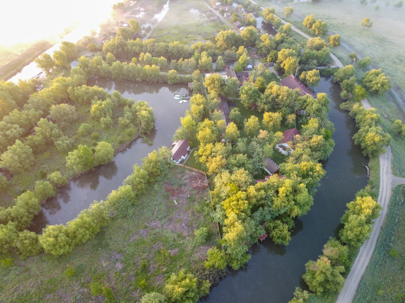 Detalii în premieră despre insula privată cu pensiune și 3 hectare de teren scoasă la vânzare în Delta Dunării. Proprietarul „lasă” 700.000 de euro din prețul inițial