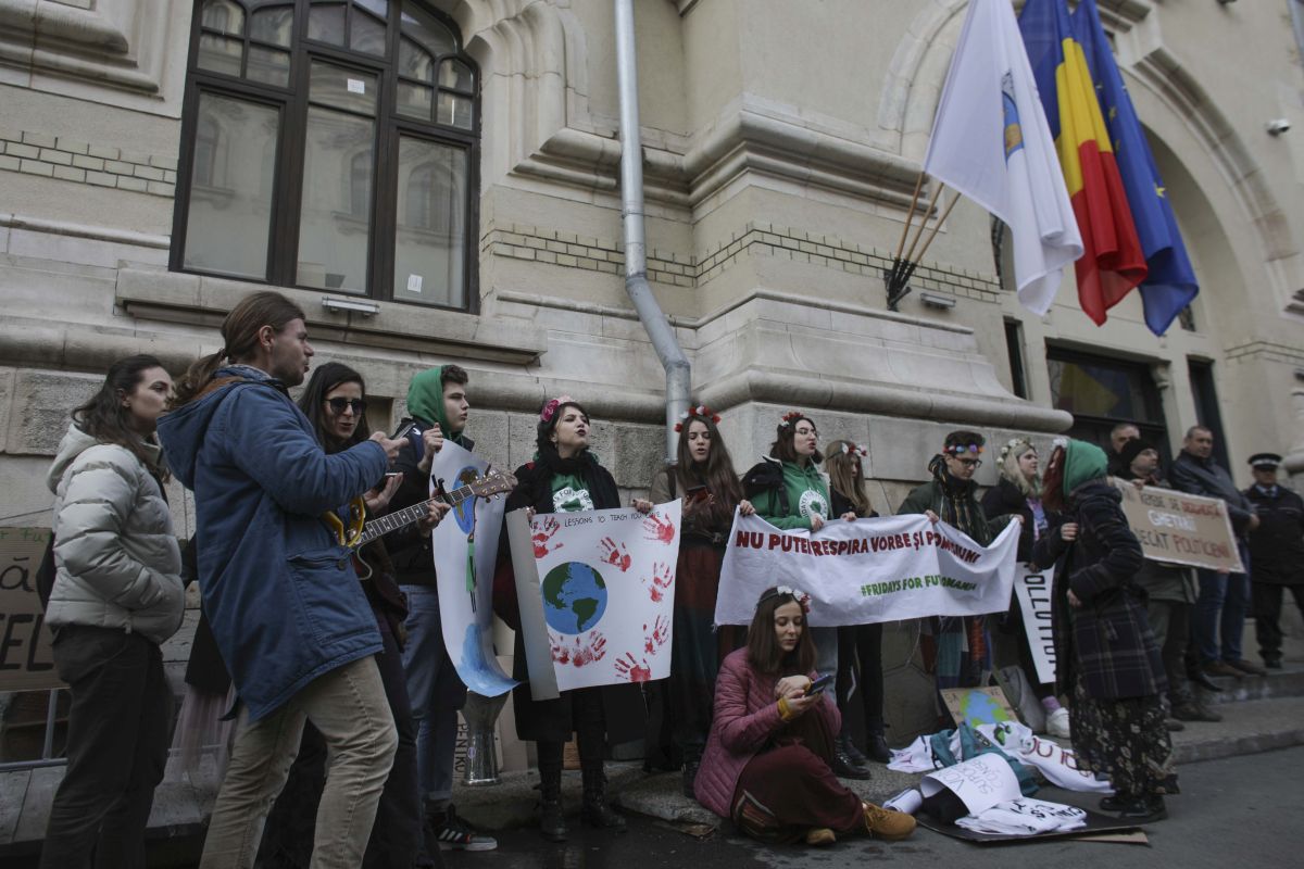 Protest pe tema poluării în fața Primăriei București, organizat de tinerii inspirați de Greta Thunberg