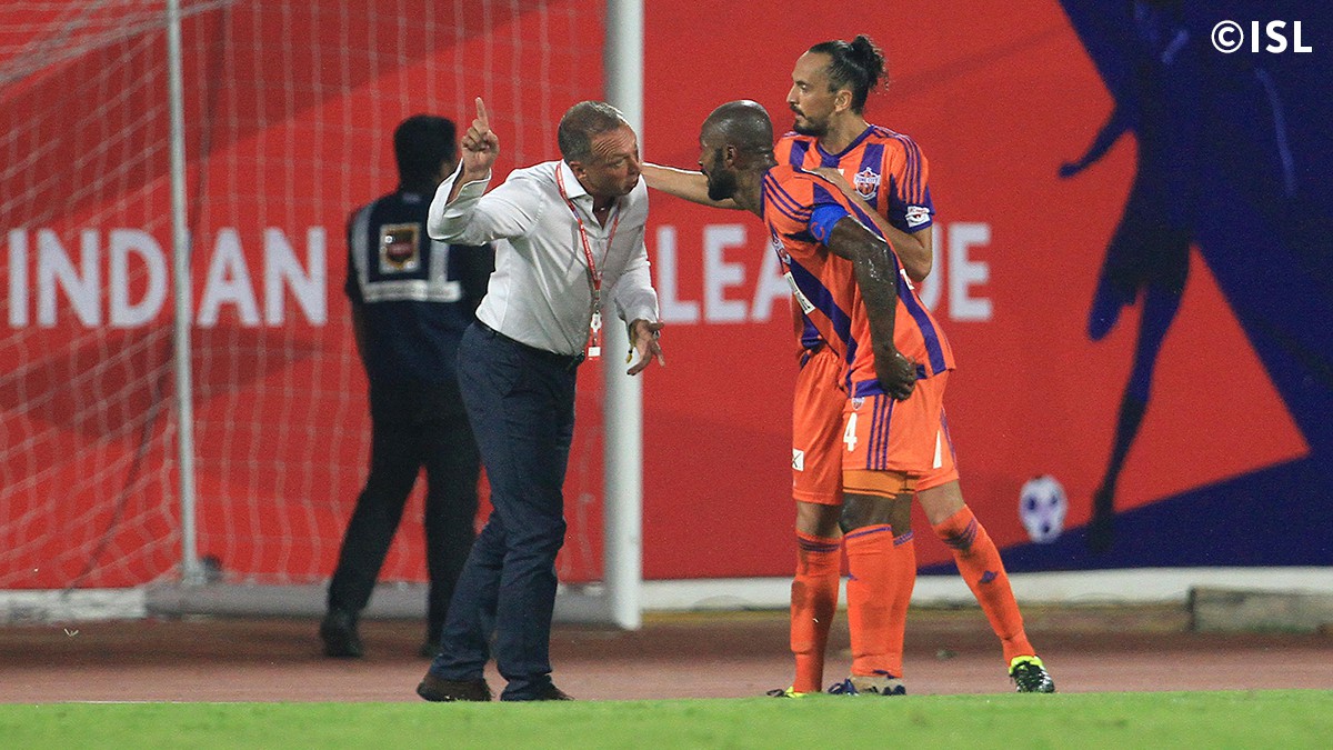 Mutu și-a început cu o pasă de gol aventura în India! Vrea să redevină titular la națională, dar a început ca rezervă partida Pune - Mumbay 3-1. ^Piteșteanul a intrat pe teren în minutul 61. Tricolorul a fluturat în tribune / FOTO