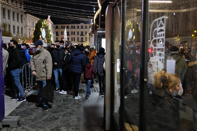 Cozi și aglomerație la târgurile de Crăciun din țară. Imagini din Sibiu, Cluj-Napoca și București