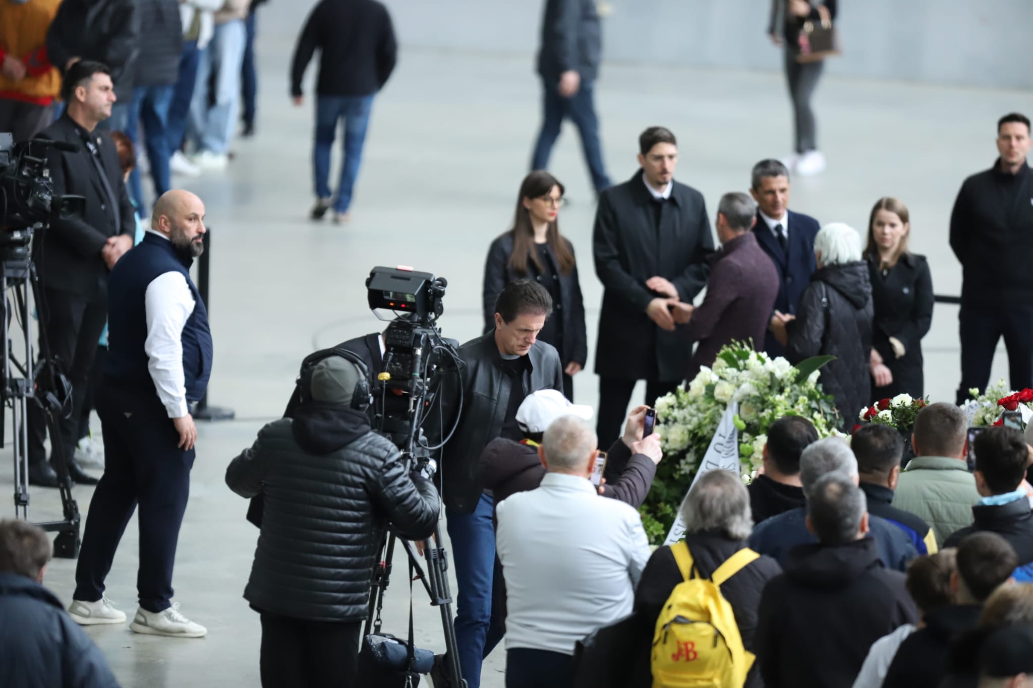 Livetext Mii de români își iau adio de la Mircea Lucescu la Arena Națională înainte de funeraliile cu onoruri militare / „Leucemia i-a provocat și grăbit sfârșitul”