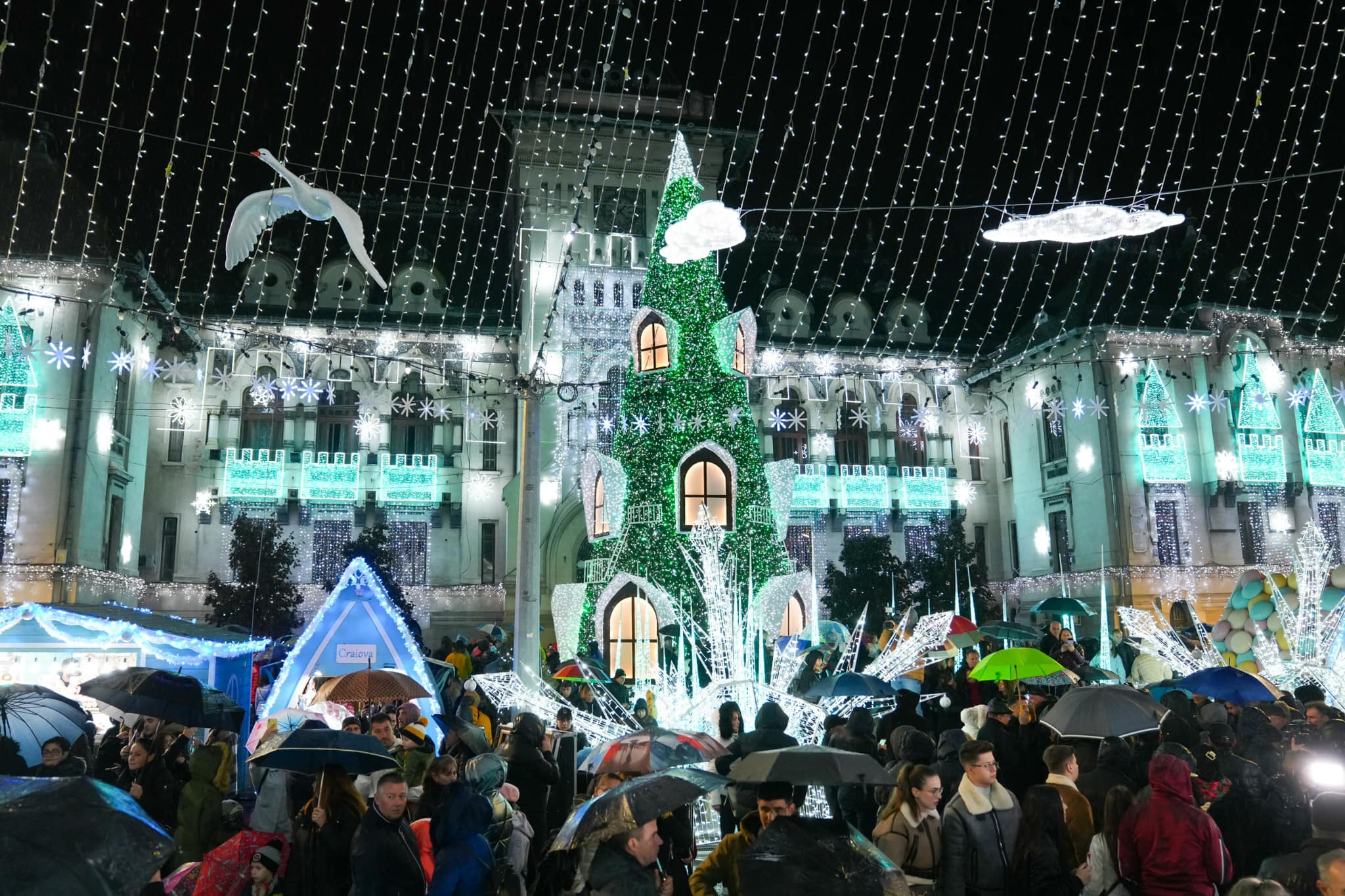 FOTO. Târgul de Crăciun de la Craiova și-a deschis porțile: o roată panoramică-gigant, patinoar, căsuțe cu produse tradiționale și două milioane de beculețe au transformat Bănia