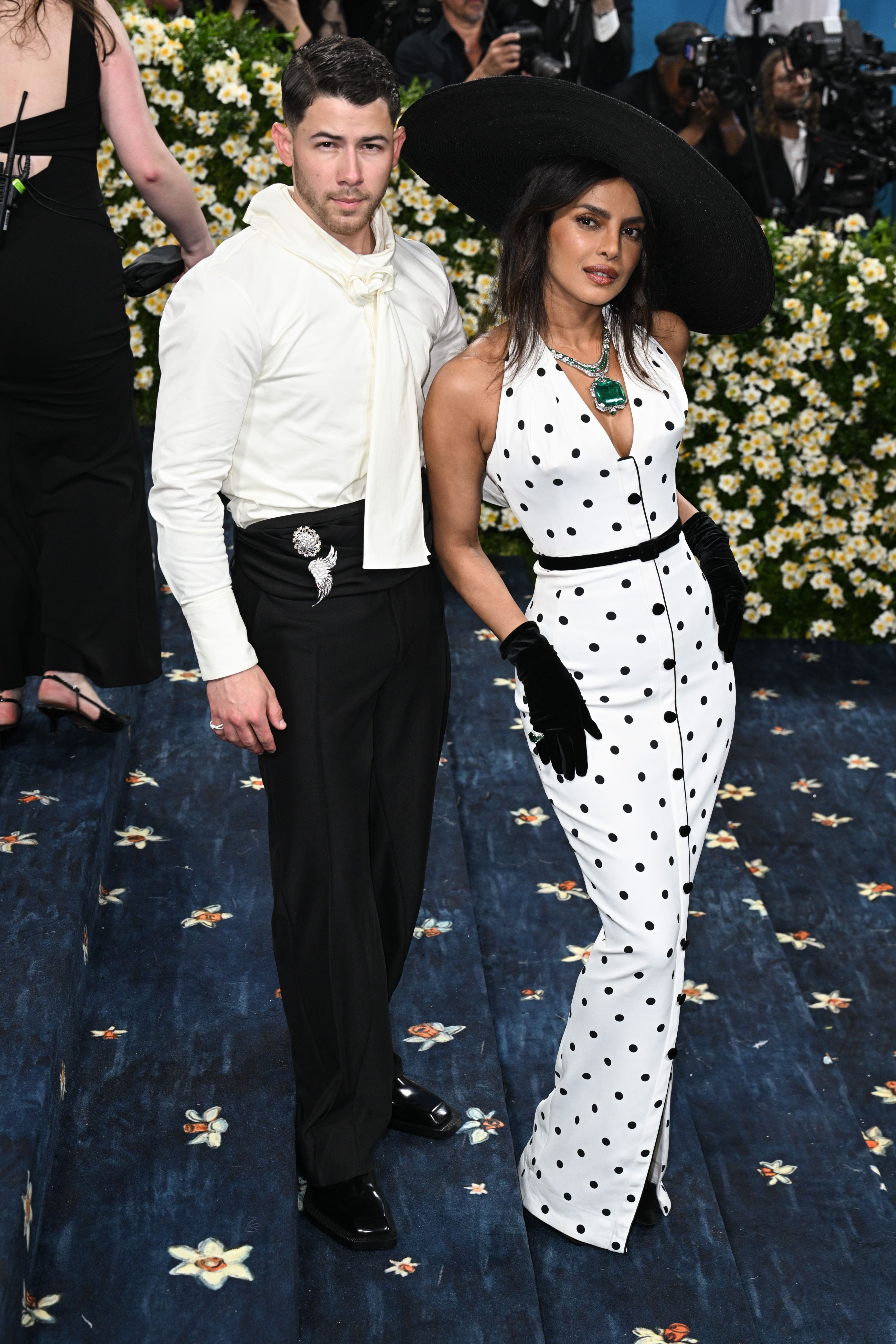 Cum au apărut vedetele la Met Gala 2025. Madonna a defilat cu un trabuc în mână, iar Kim Kardashian a atras toată atenția