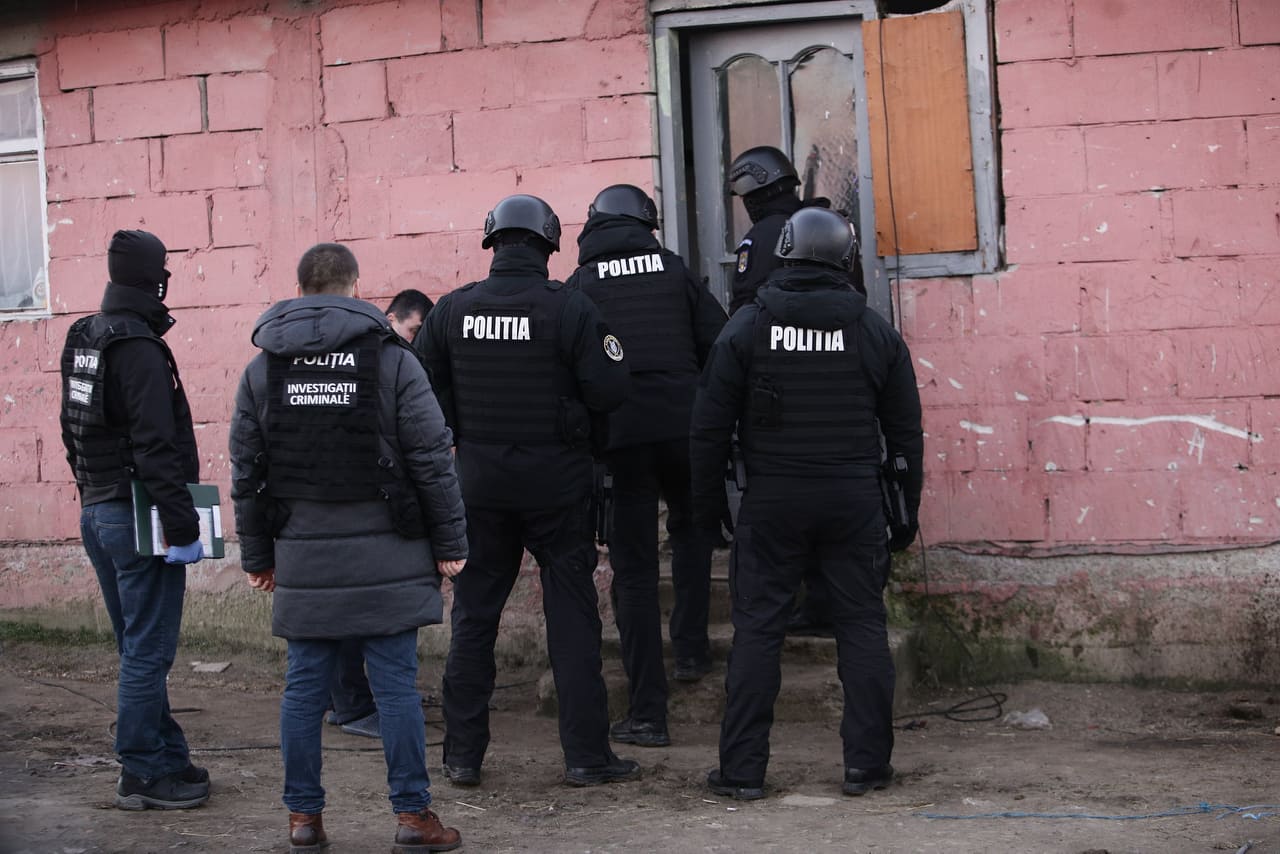 Percheziții la casele familiei agresorului de la Bolintin. Tânărul, adus la el acasă de poliție pentru o reconstituire