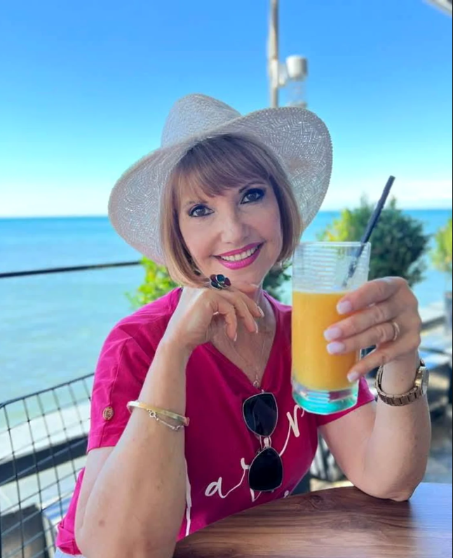 Cum a apărut Marina Almășan la piscină. Prezentatoarea TV are 59 de ani și se menține într-o formă de invidiat. „Sunt restrictivă în ceea ce privește alimentația”