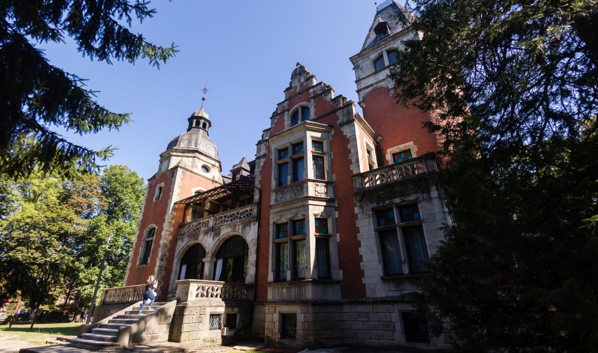 Cinci locuri pe care e musai să le vezi, chiar dacă pentru asta trebuie să te duci până la Cucuieții din Deal. Povestea bisericii de lemn cu tavan de stele