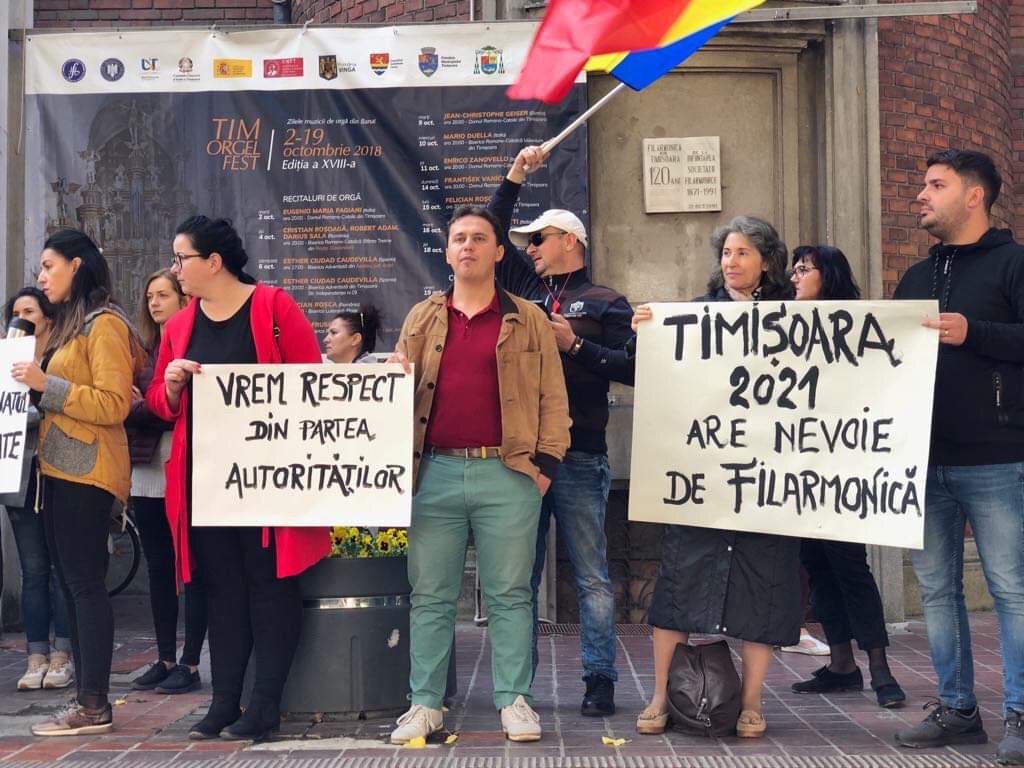 FOTO/ În conflict de doi ani, artiștii Filarmonicii Banatul din Timișoara au ieșit cu instrumentele în stradă: “Arta suferă că s-a ajuns la așa ceva”