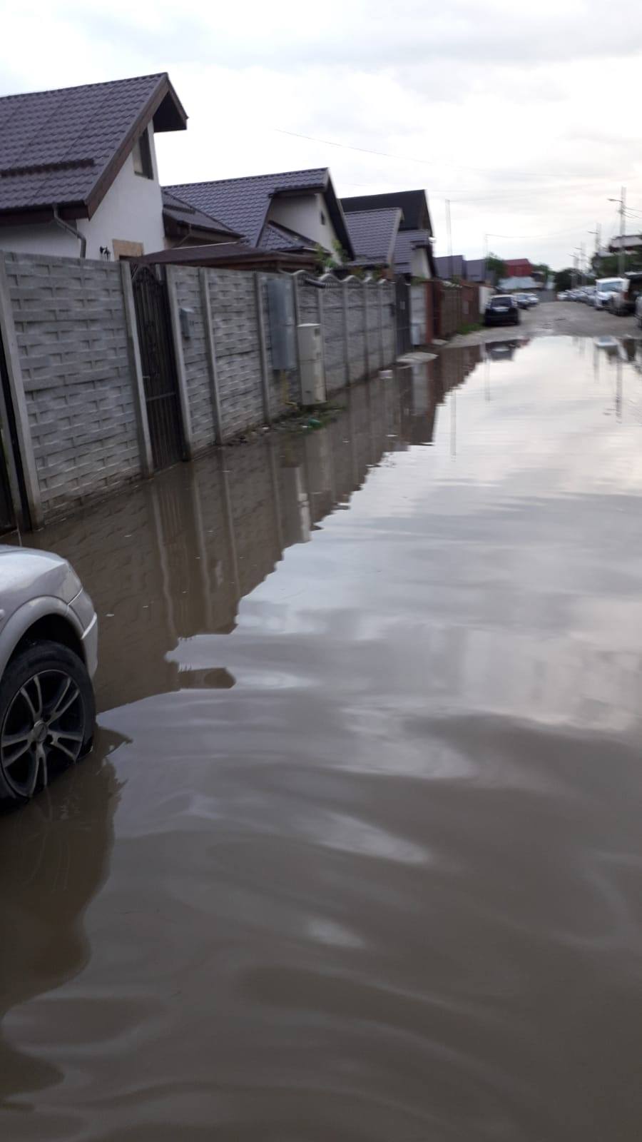 Case și drumuri inundate în București și Ilfov, luni dimineață, după o ploaie torențială (FOTO & VIDEO)