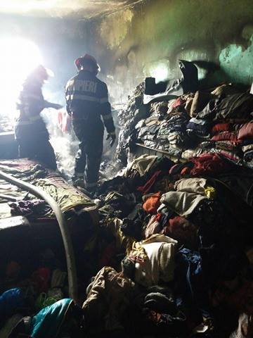 Incendiu violent în Florești, județul Prahova. 30 de oameni, evacuați din clădirea cuprinsă de flăcări
