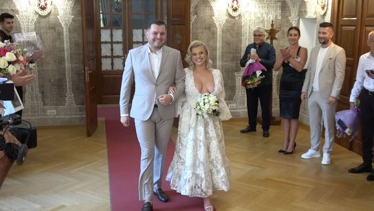 Cristina Vasiu, fosta concurentă de la Vocea României, s-a căsătorit civil. Ce rochie a purtat artista