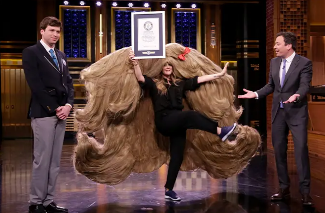 O australiancă a intrat în Guinness Book cu cea mai mare perucă din lume. A bătut recordul actriței Drew Barrymore
