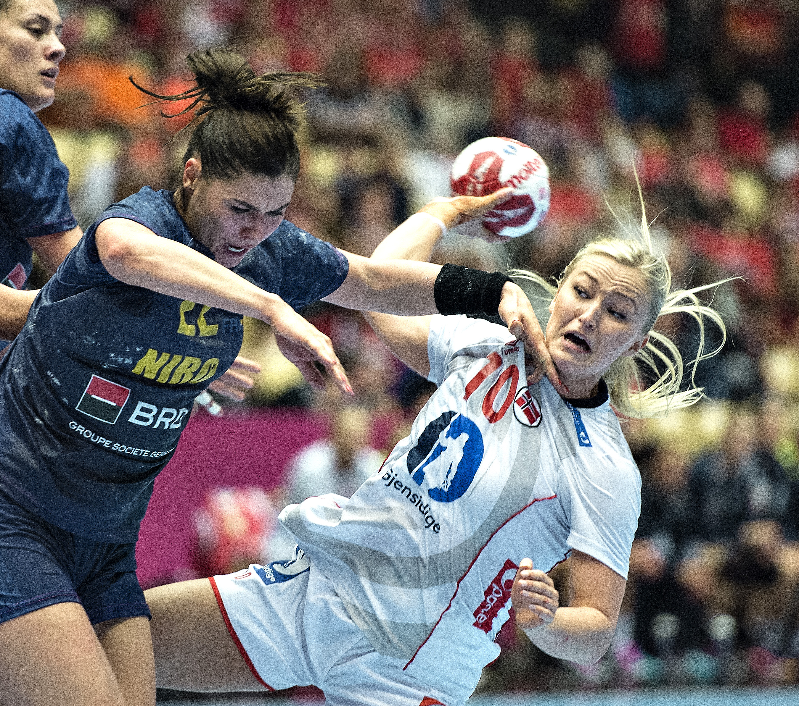 ”Secundul” Costică Buceschi, după înfrângerea dramatică din semifinalele CM de handbal, 33-35 cu Norvegia, după prelungiri: ”Fetele mi-au spus că puteam juca până dimineață! Victoria lor a fost întâmplătoare!”. Goalkeeperul Paula Ungureanu: ”Sunt supărată, dar și foarte mândră de echipa noastră! Nordicele n-au fost mai bune ca noi”. TOATE REACȚIILE: presă, antrenori, jucătoare. ”Ca în rollercoaster”! / FOTO&VIDEO