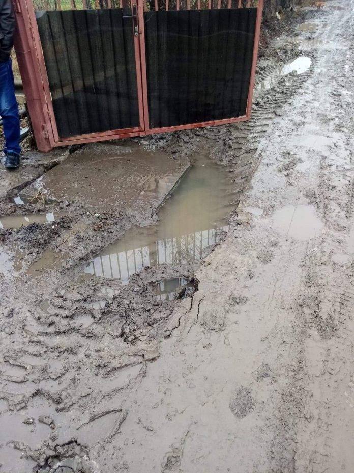 VIDEO | Inundațiile au făcut prăpăd în Prahova. Localnic:„Am scos mașina din noroi cu buldozerul”. Sute de case au rămas fără curent