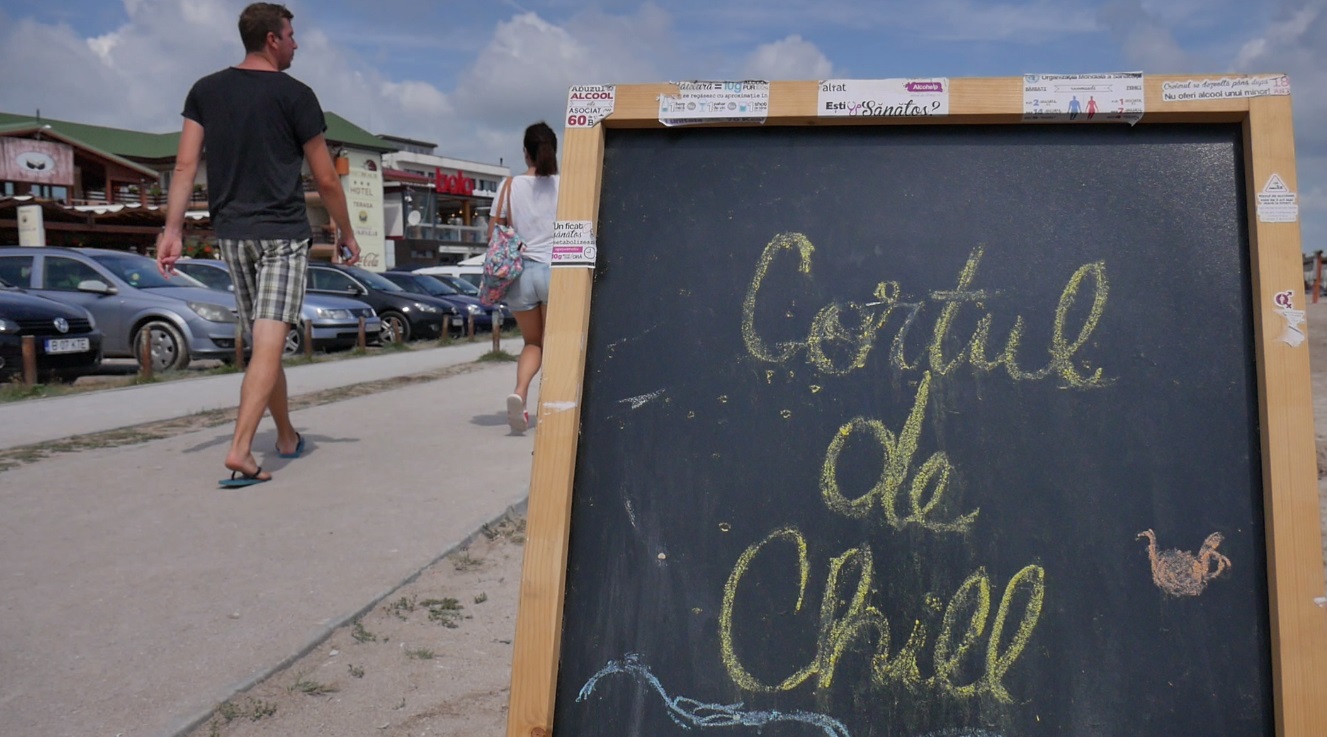 VIDEO/Prevenție într-o lume fără convenții. Pe plaja din Vama Veche e ”cortul de chill”, unde înveți să bei ”deștept”