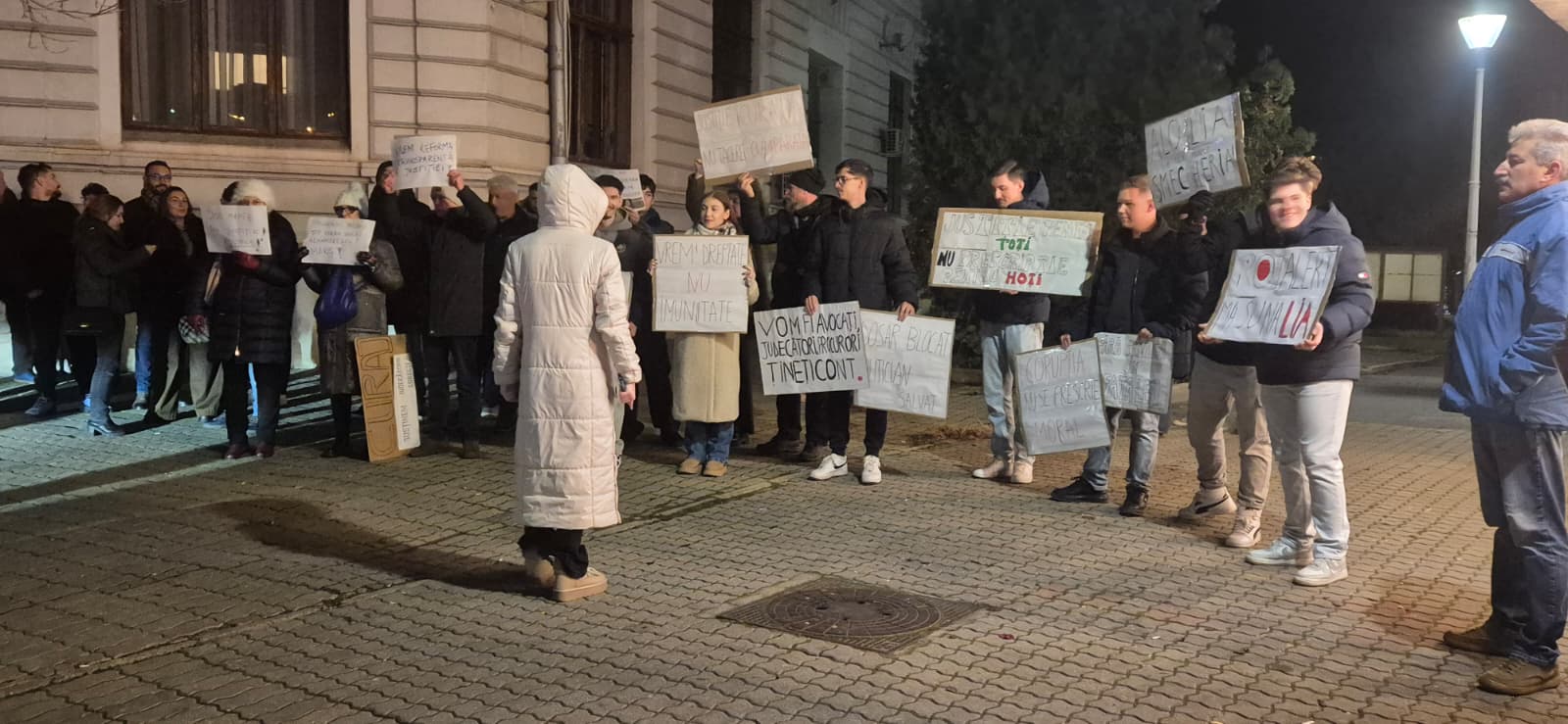 Marș pentru justiție în București: „Ați îngropat dosare / vă vrem la închisoare”/ Băsescu: MCV-ul ar putea fi reactivat