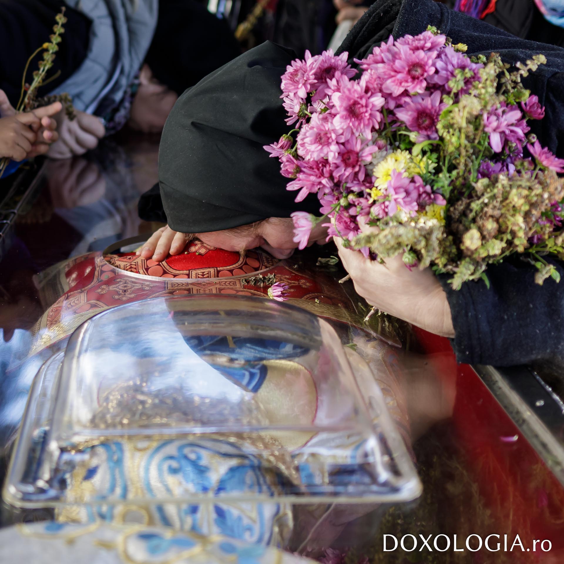 Pelerinaj la moaștele Sfintei Parascheva. Imagini cu miile de oameni veniți la Iași din toată țara
