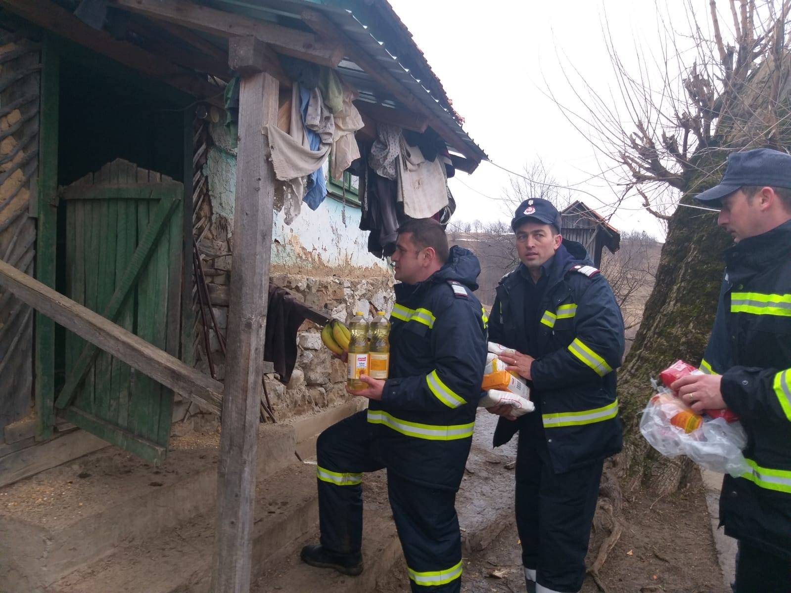 Ajutor nesperat pentru bătrânii din satele risipite din Munții Apuseni. Pompierii le-au adus în ranițe mâncare și apă / FOTO